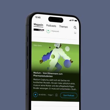 Smartphone mit der Deutschlandfunk-App. Ein Teaser für die Doku-Serie „Mazlum - Vom Dönermann zum Pharmaziestudenten“ ist zu sehen.