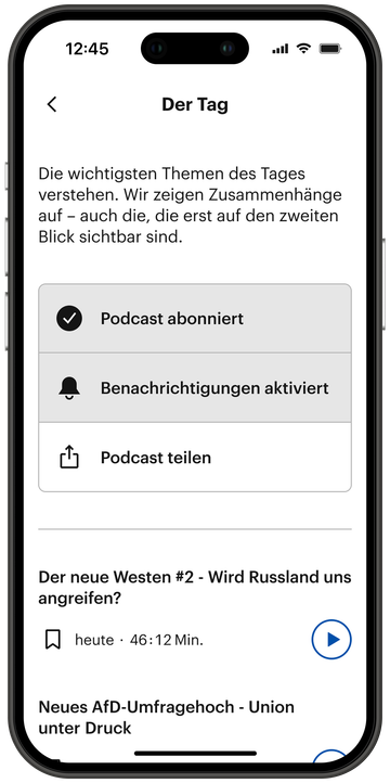 Auf einem Smartphone ist die Deutschlandfunk-App (in Light-Mode) zu sehen. Es wird die Funktion „Abonnieren“ angezeigt. Ein Button zeigt „Podcast abonniert“.