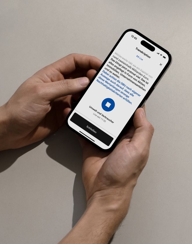Zwei Smartphones zeigen die Deutschlandfunk-App mit der aktiven Funktion „Einfacher Modus“ (in Dark-Mode). Auf dem linken Smartphone ist die vereinfachte Navigation zu sehen. Auf dem rechten Smartphone sind Magazin-Beiträge aus der Kategorie „Das Wichtigste des Tages“ aufgelistet.