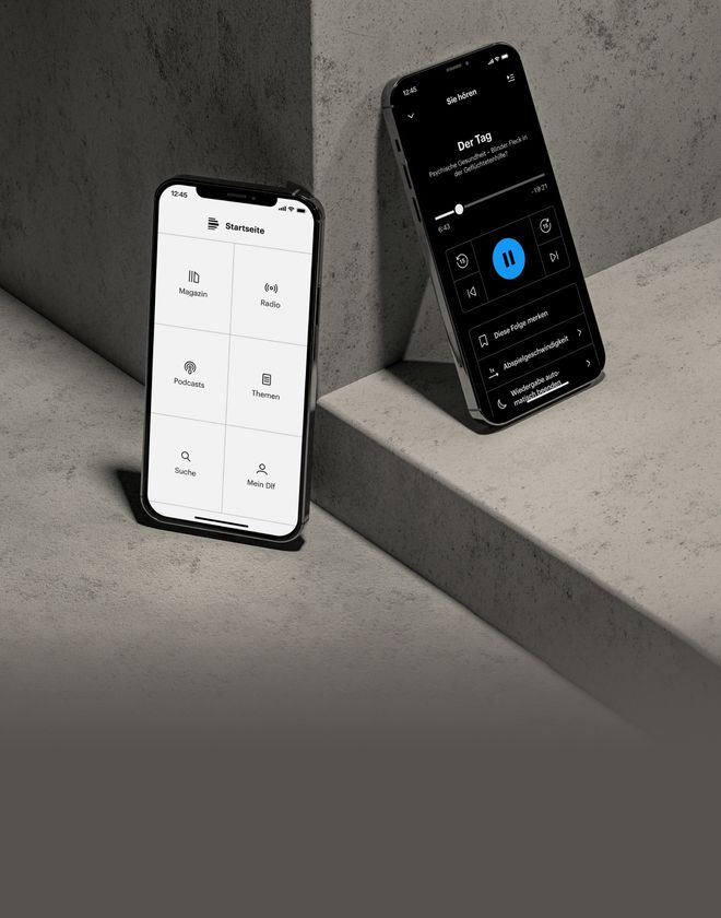 Zwei Hände halten ein Smartphone mit der Deutschlandfunk-App (in Dark-Mode). Auf dem Display ist der Radio-Player zu sehen. Es läuft „Informationen am Morgen“.