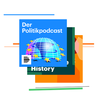 Drei Podcast-Cover sind übereinander gestapelt. An oberster Stelle ist das Cover vom „Der Politikpodcast“ zu sehen. Darunter ein grünes und ein oranges Cover.