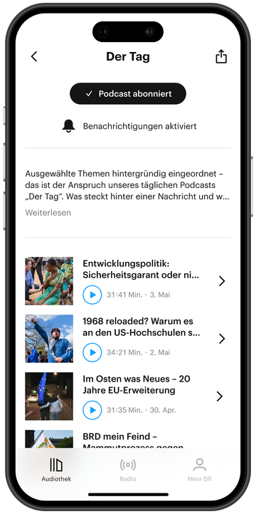 Auf einem Smartphone ist die Deutschlandfunk-App (in Light-Mode) zu sehen. Es wird die Funktion „Abonnieren“ angezeigt. Ein Button zeigt „Podcast abonniert“.