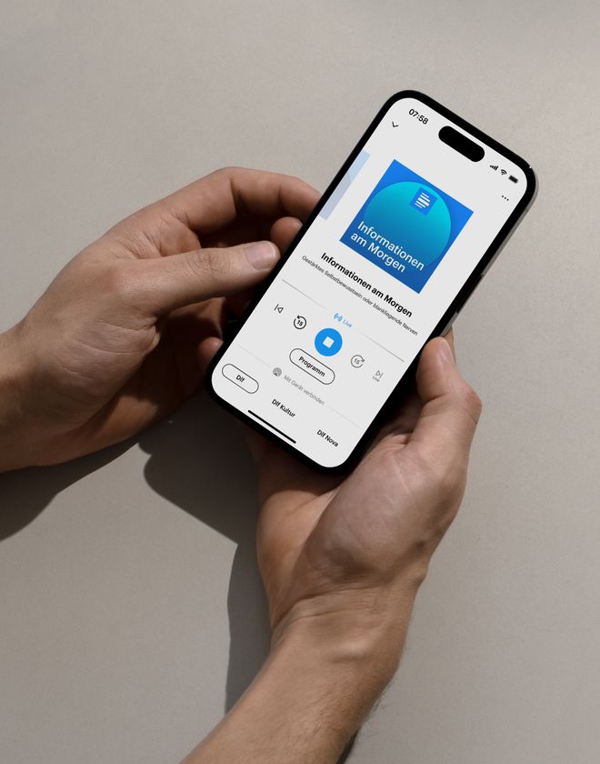 Zwei Smartphones zeigen die Deutschlandfunk-App mit der aktiven Funktion „Einfacher Modus“ (in Light-Mode). Auf dem linken Smartphone ist die vereinfachte Navigation zu sehen. Auf dem rechten Smartphone sind Magazin-Beiträge aus der Kategorie „Das Wichtigste des Tages“ aufgelistet.