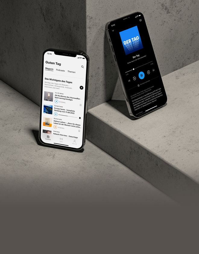 Zwei Hände halten ein Smartphone mit der Deutschlandfunk-App (in Light-Mode). Auf dem Display ist der Radio-Player zu sehen. Es läuft „Informationen am Morgen“.